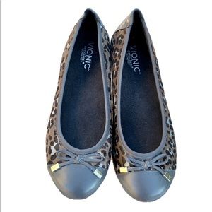 Vionics flats shoes leopard print size 8